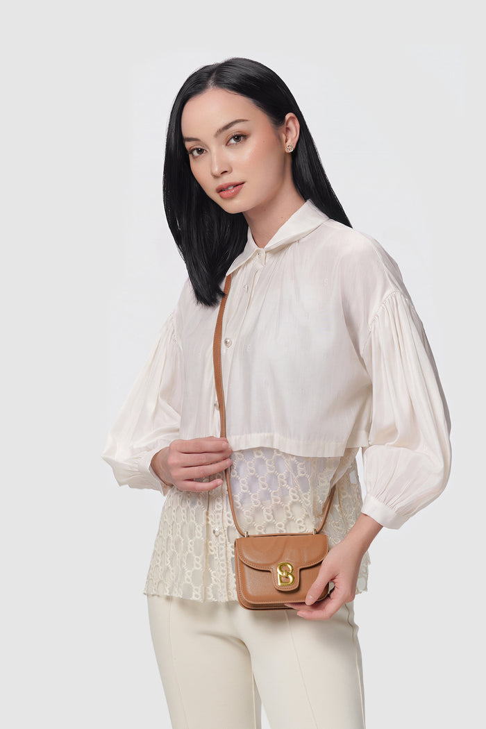 alba bag mini caramel worn by a woman