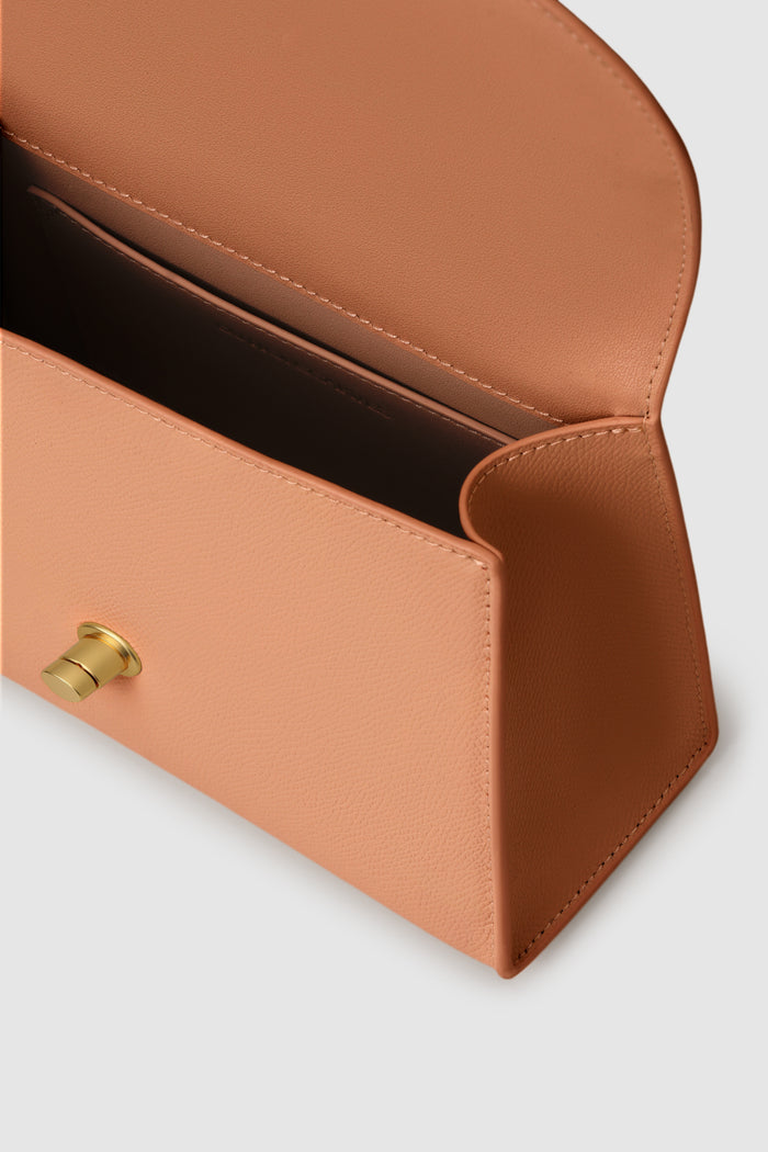 alda bag cognac detailed view of textured saffiano cow leather