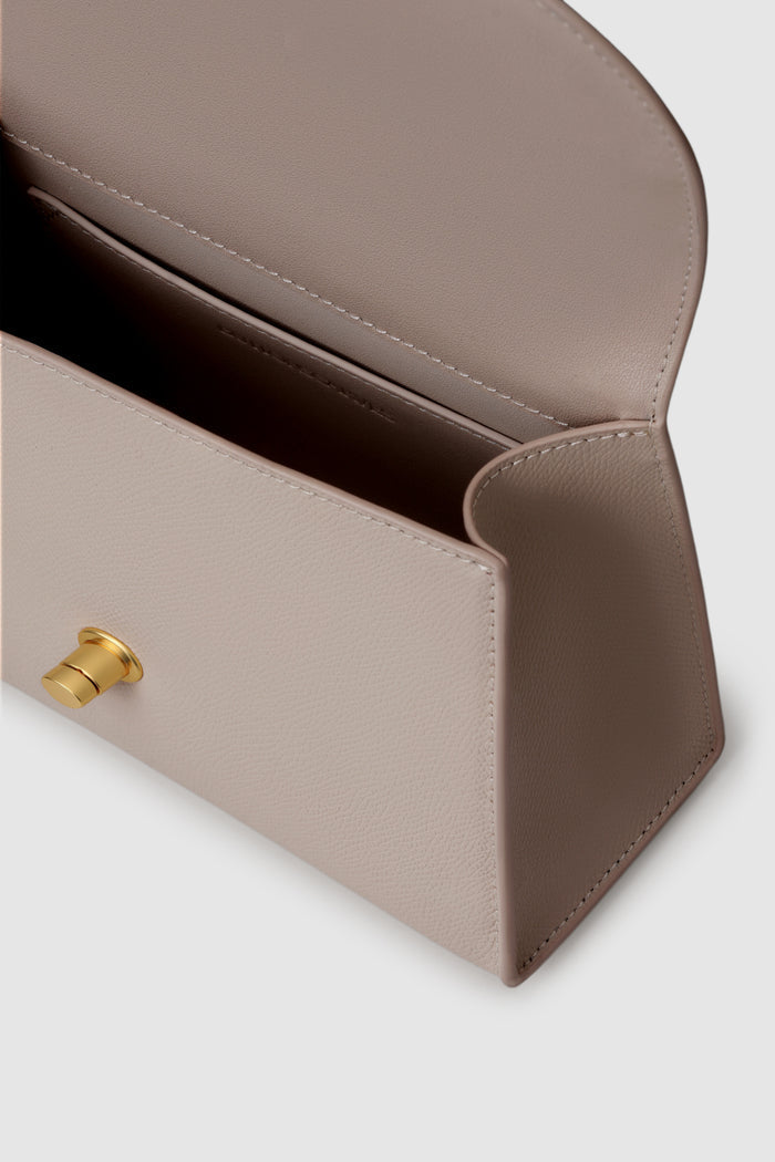 alda bag taupe detailed view of textured saffiano cow leather