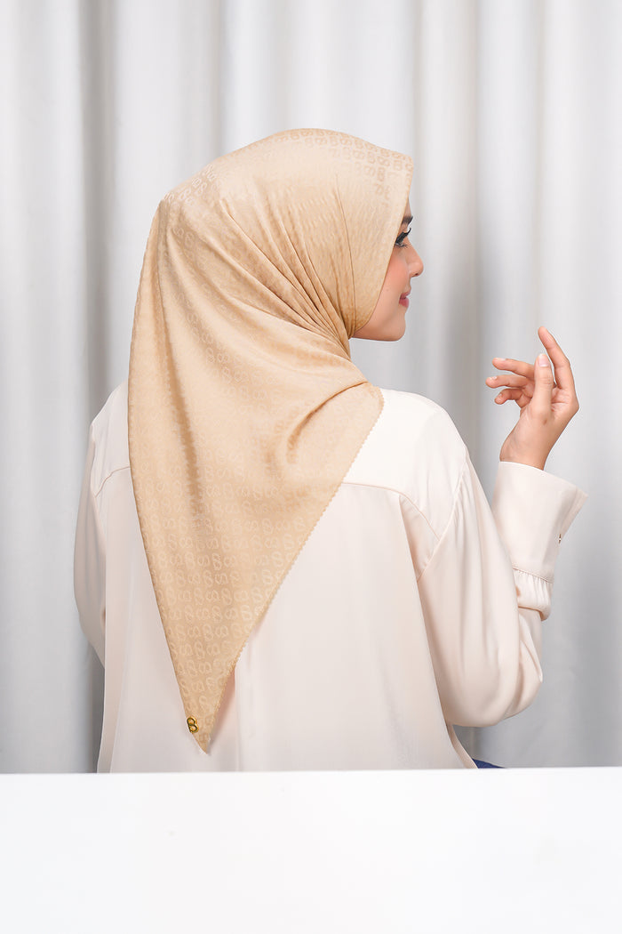 everyday tapis embossed 2.0 in latte by buttonscarves back view