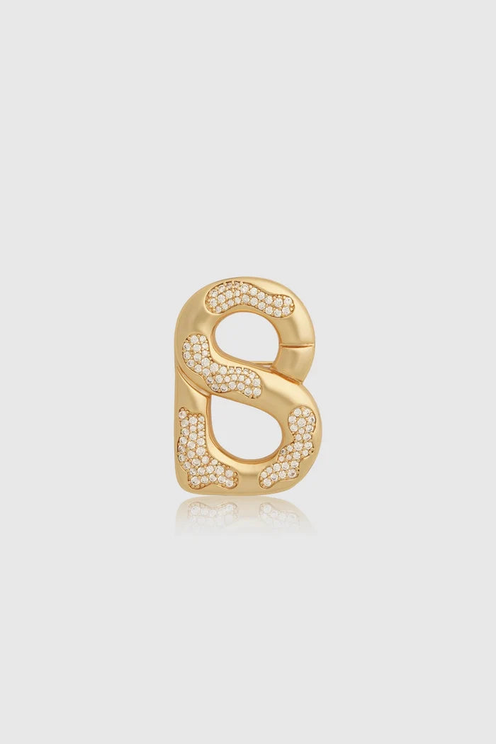 isla brooch in gold detail close-up