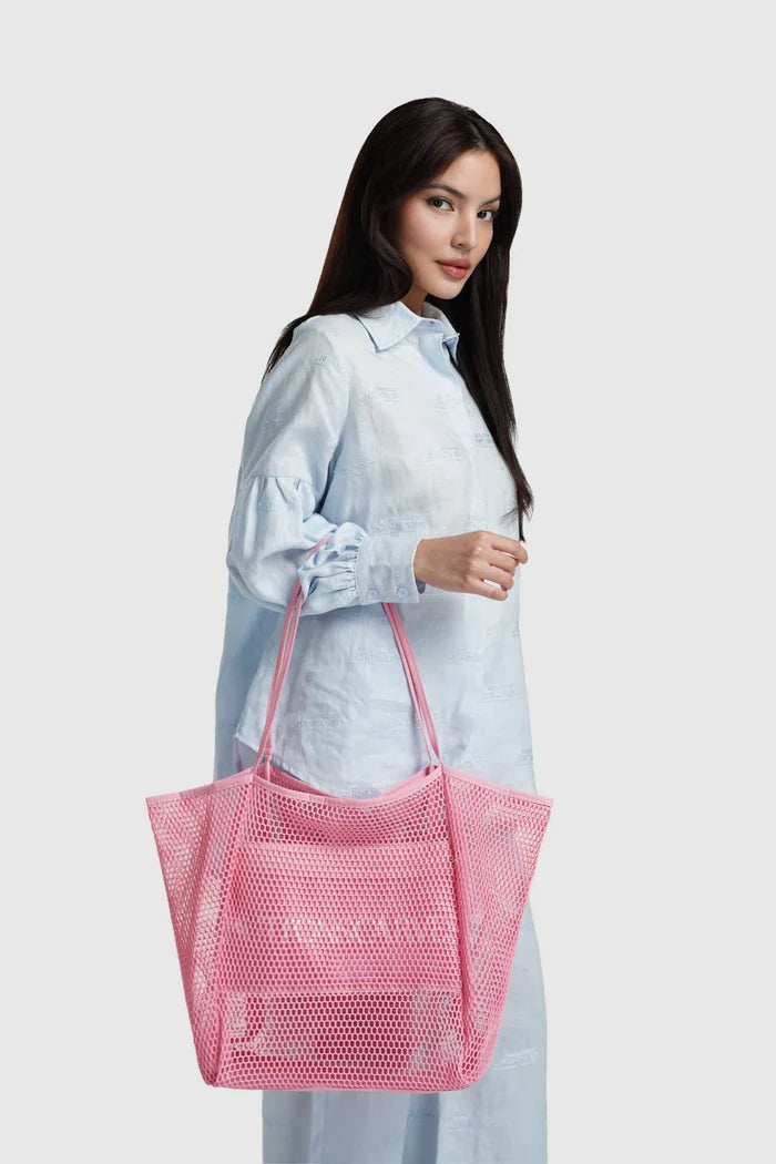 woman carrying mesh tote bag sea fan by buttonscarves