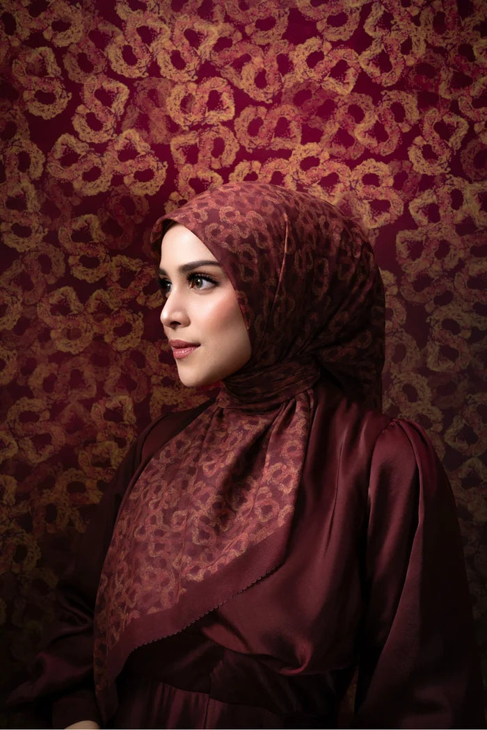 samle de fleur scarf in red mahogany by buttonscarves style look