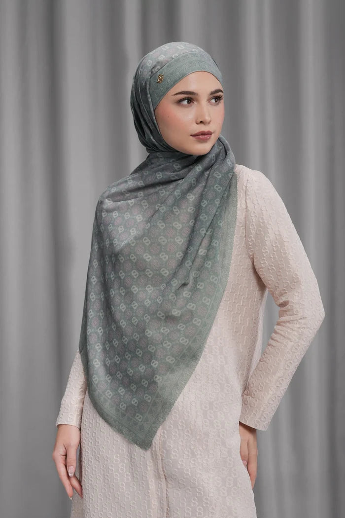 songket tie back shawl in fog by buttonscarves style look