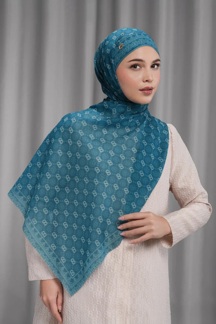 songket tie back shawl in indigo by buttonscarves style look