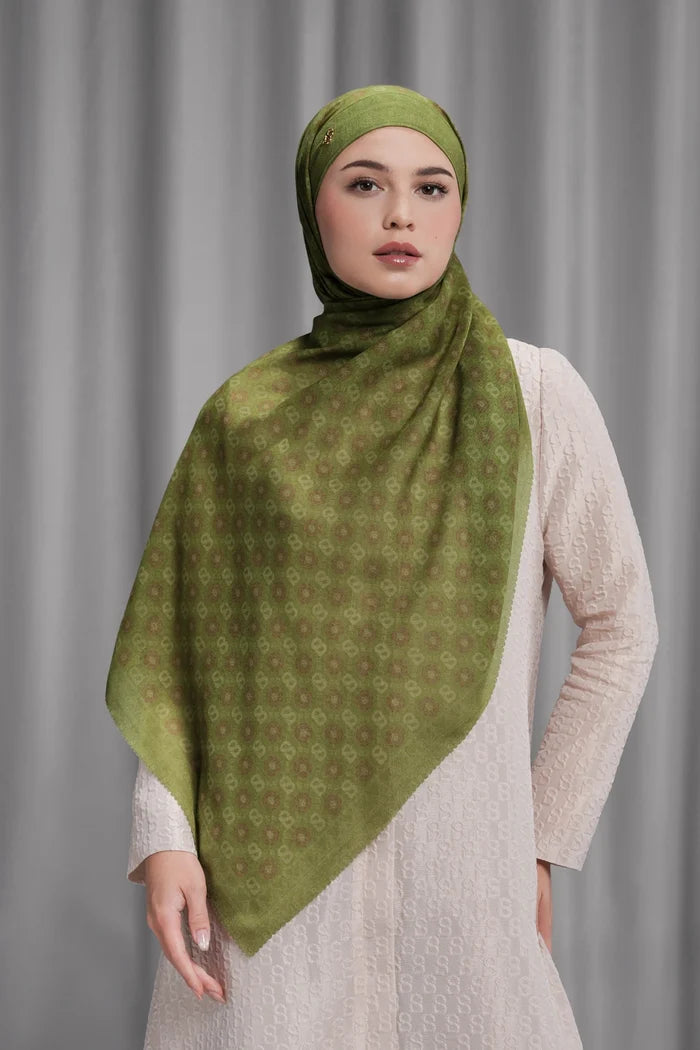 songket tie back shawl in palm by buttonscarves style look