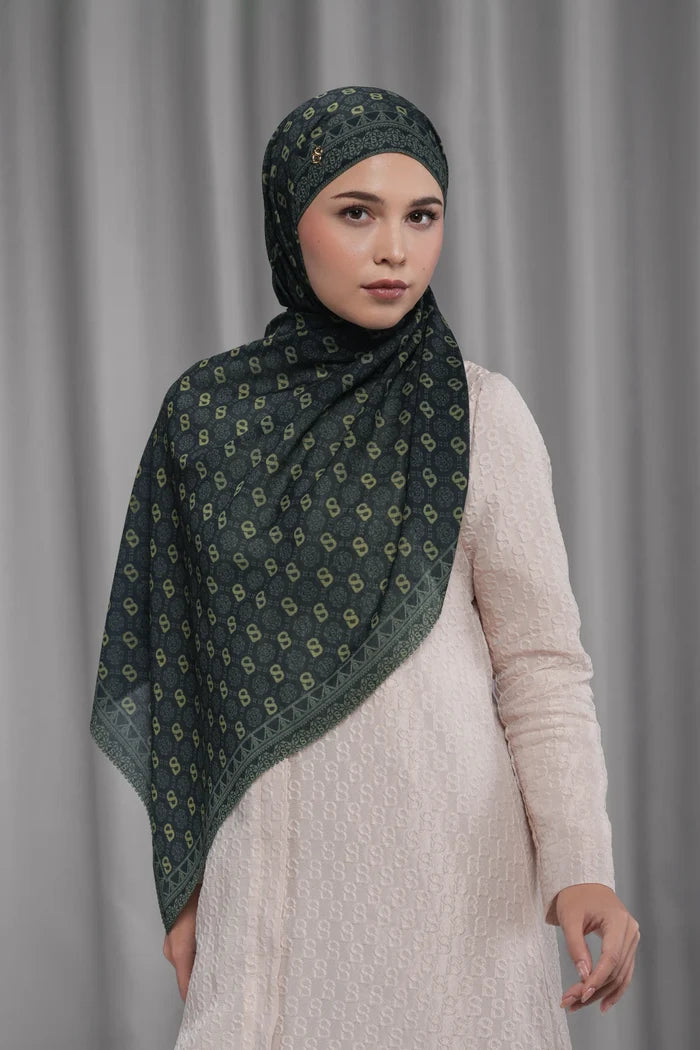songket tie back shawl in peacock by buttonscarves style look