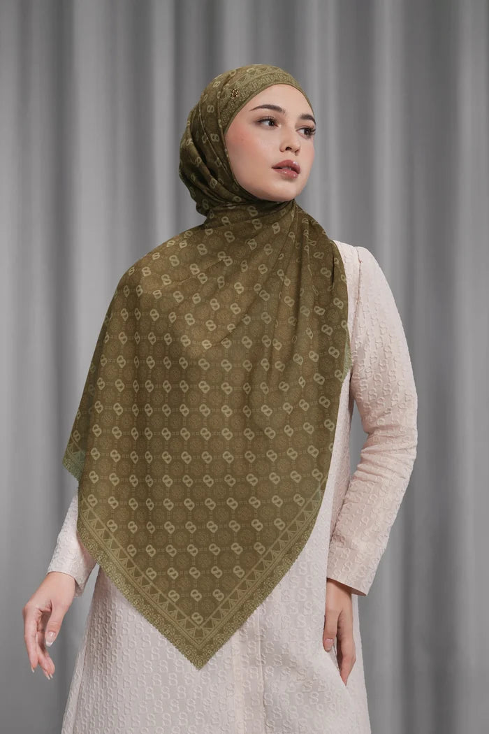 songket tie back shawl in peanut by buttonscarves style look