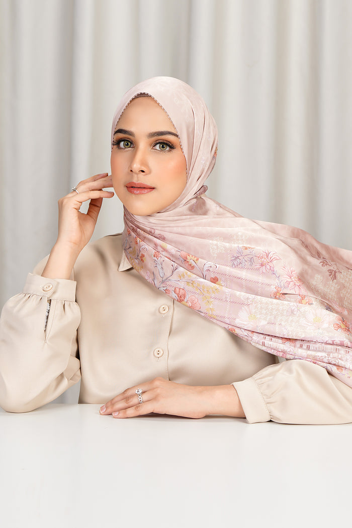 The Parisian 2.0 Satin Shawl - Amande