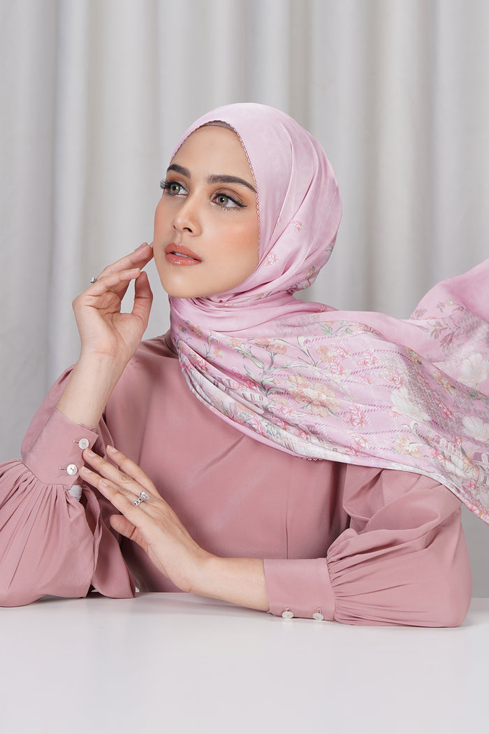 The Parisian 2.0 Satin Shawl - Fraise