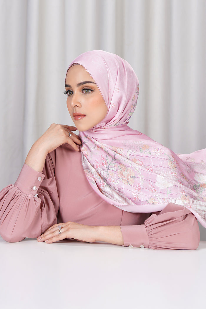 The Parisian 2.0 Satin Shawl - Fraise