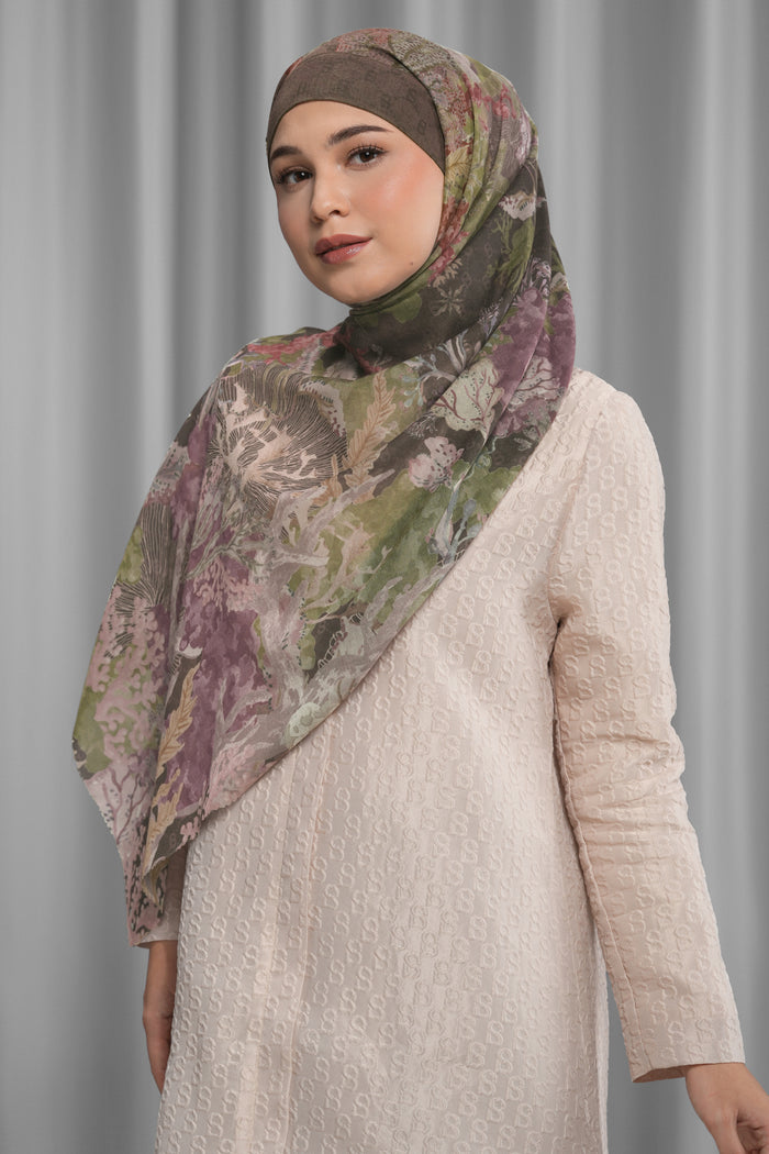 under the sea tie back shawl in lionfish by buttonscarves style look
