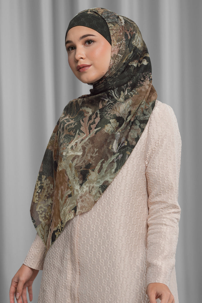 under the sea tie back shawl in orca by buttonscarves style look